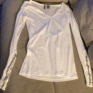 Cute whit buckle shirt